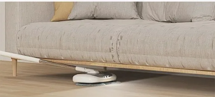 Mop elétrico limpando debaixo do sofá